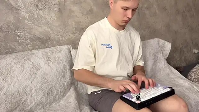 Snapshot of Rebecca_David chatting on April 3, 2026, 8:34 am Rebecca David online show from April 3, 2026, 8:34 am