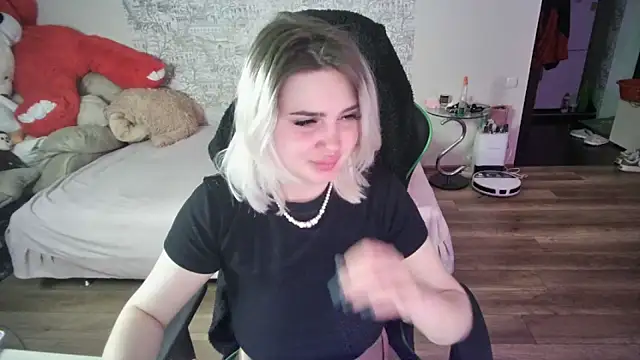 Snapshot of SlankyMic chatting on March 18, 2026, 1:20 am SlankyMic online show from March 18, 2026, 1:20 am