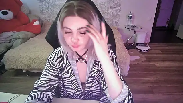 Snapshot of SlankyMic chatting on March 27, 2026, 3:34 pm SlankyMic online show from March 27, 2026, 3:34 pm