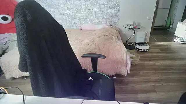 Snapshot of SlankyMic chatting on April 1, 2026, 1:50 am SlankyMic online show from April 1, 2026, 1:50 am