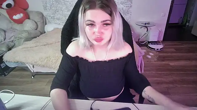 Snapshot of SlankyMic chatting on April 1, 2026, 6:16 pm SlankyMic online show from April 1, 2026, 6:16 pm