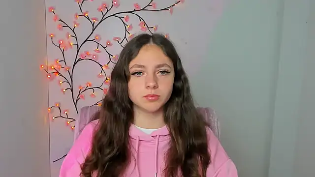 KissMeJulia online show from April 5, 2026, 5:04 am
