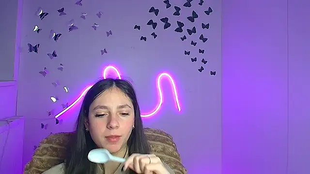 KissMeJulia online show from April 18, 2026, 7:07 pm