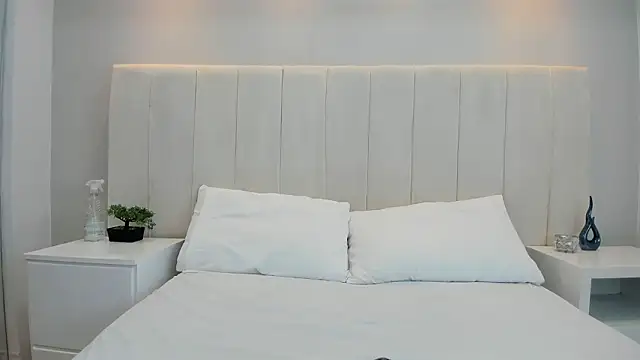 violetta cutest  online show from March 11, 2026, 11:27 am