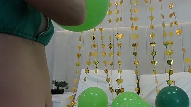 violetta cutest  online show from March 17, 2026, 11:35 am