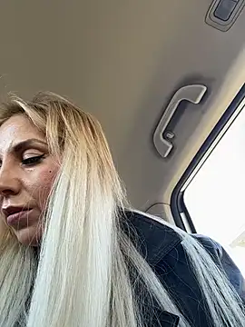 Snapshot of LisaMurr chatting on April 17, 2026, 10:07 am LisaMurr online show from April 17, 2026, 10:07 am