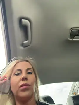 Snapshot of LisaMurr chatting on April 23, 2026, 10:03 am LisaMurr online show from April 23, 2026, 10:03 am