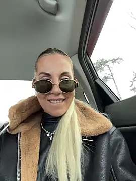 Snapshot of LisaMurr chatting on April 28, 2026, 12:21 pm LisaMurr online show from April 28, 2026, 12:21 pm