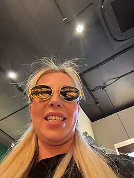 Snapshot of LisaMurr chatting on May 2, 2026, 3:17 pm LisaMurr online show from May 2, 2026, 3:17 pm