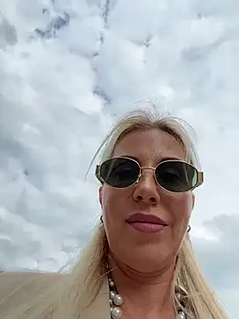 Snapshot of LisaMurr chatting on May 12, 2026, 1:08 pm LisaMurr online show from May 12, 2026, 1:08 pm