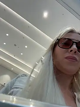 Snapshot of LisaMurr chatting on May 13, 2026, 10:01 am LisaMurr online show from May 13, 2026, 10:01 am