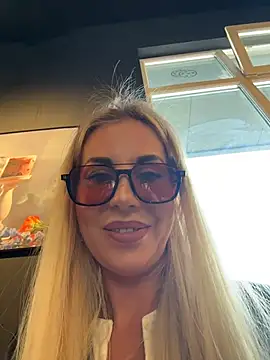 Snapshot of LisaMurr chatting on May 14, 2026, 12:01 pm LisaMurr online show from May 14, 2026, 12:01 pm