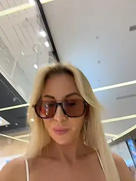 Snapshot of LisaMurr chatting on May 19, 2026, 12:44 pm LisaMurr online show from May 19, 2026, 12:44 pm