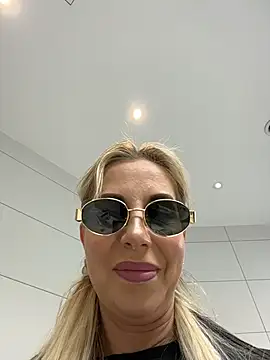 Snapshot of LisaMurr chatting on May 20, 2026, 12:55 pm LisaMurr online show from May 20, 2026, 12:55 pm