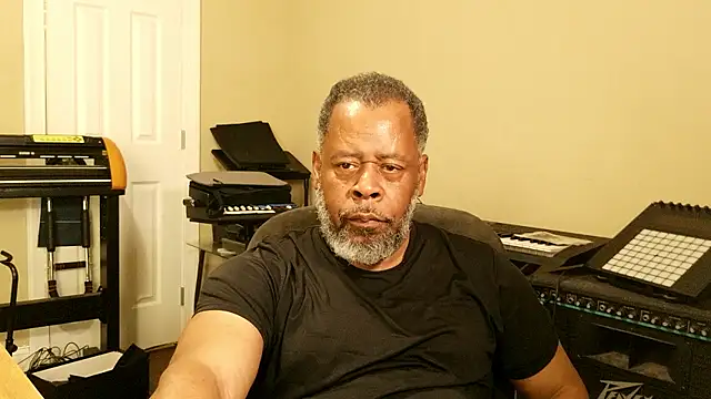 Cleozevo1961 online show from April 27, 2026, 3:54 pm