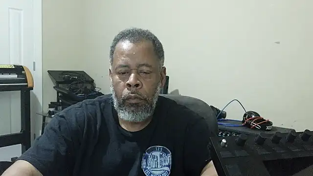 Snapshot of Cleozevo1961 chatting on May 1, 2026, 3:16 pm Cleozevo1961 online show from May 1, 2026, 3:16 pm