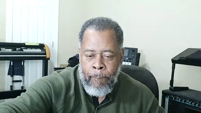 Snapshot of Cleozevo1961 chatting on May 5, 2026, 6:05 pm Cleozevo1961 online show from May 5, 2026, 6:05 pm