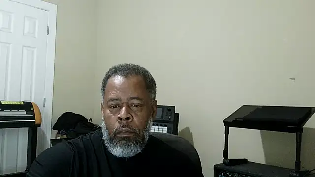 Snapshot of Cleozevo1961 chatting on May 6, 2026, 3:06 pm Cleozevo1961 online show from May 6, 2026, 3:06 pm