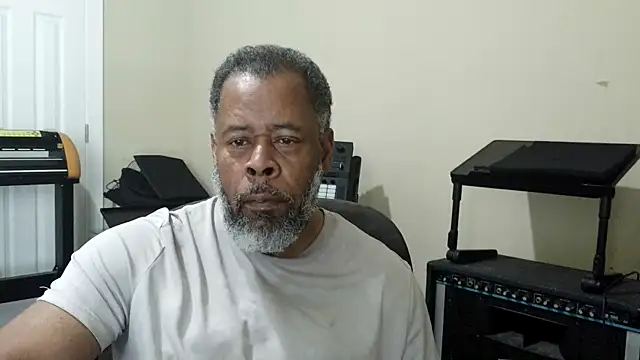 Snapshot of Cleozevo1961 chatting on May 7, 2026, 5:40 pm Cleozevo1961 online show from May 7, 2026, 5:40 pm