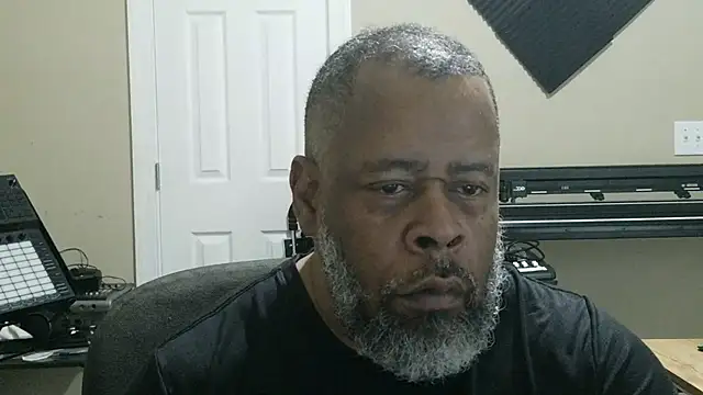 Snapshot of Cleozevo1961 chatting on May 25, 2026, 4:13 pm Cleozevo1961 online show from May 25, 2026, 4:13 pm