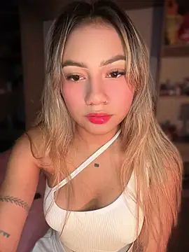 Snapshot of Dulce_Sofi_ chatting on May 5, 2026, 12:18 am Dulce Sofi online show from May 5, 2026, 12:18 am