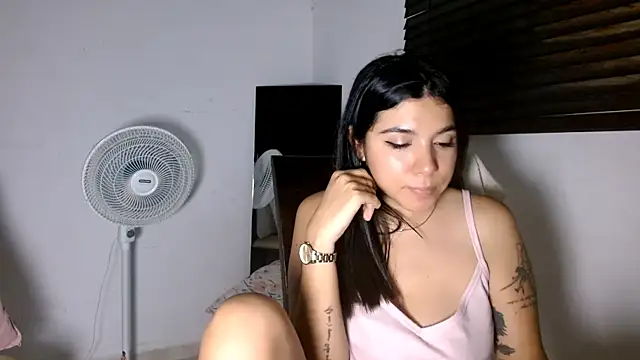 MiaDiamontLatin online show from May 22, 2026, 3:02 am