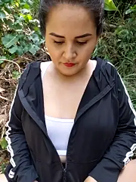 yissela92 online show from March 7, 2026, 4:37 pm