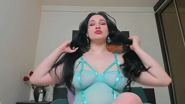 GoldenLunaa online show from May 17, 2026, 7:17 am