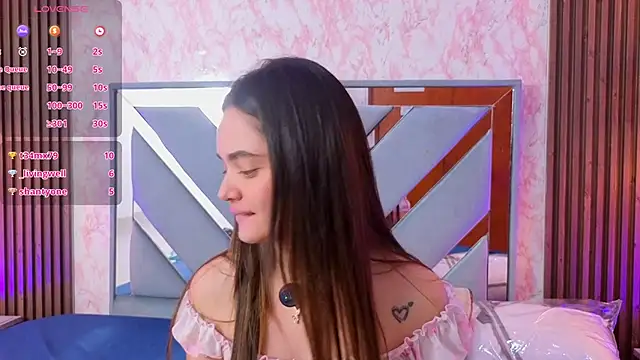 LittleeSara18 online show from May 11, 2026, 4:04 pm