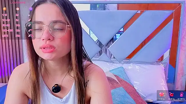 LittleeSara18 online show from May 12, 2026, 11:18 am