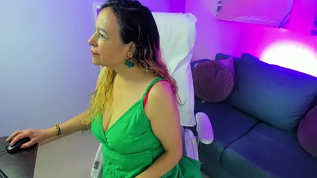Snapshot of Ivonne_4 chatting on April 20, 2026, 1:14 pm Ivonne 4 online show from April 20, 2026, 1:14 pm