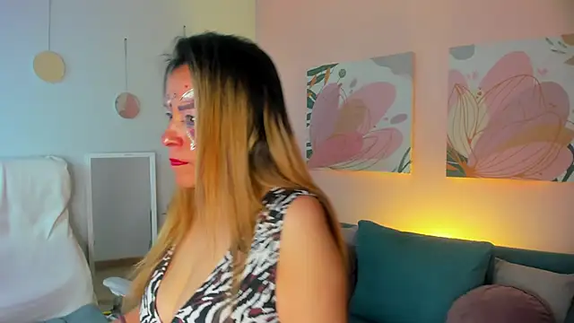 Snapshot of Ivonne_4 chatting on April 23, 2026, 1:02 pm Ivonne 4 online show from April 23, 2026, 1:02 pm