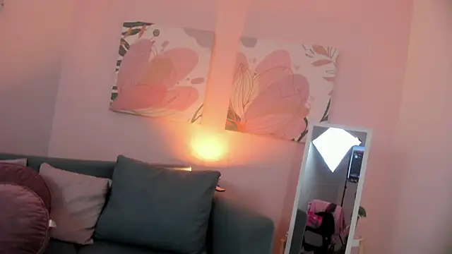 Snapshot of Ivonne_4 chatting on April 27, 2026, 12:47 pm Ivonne 4 online show from April 27, 2026, 12:47 pm