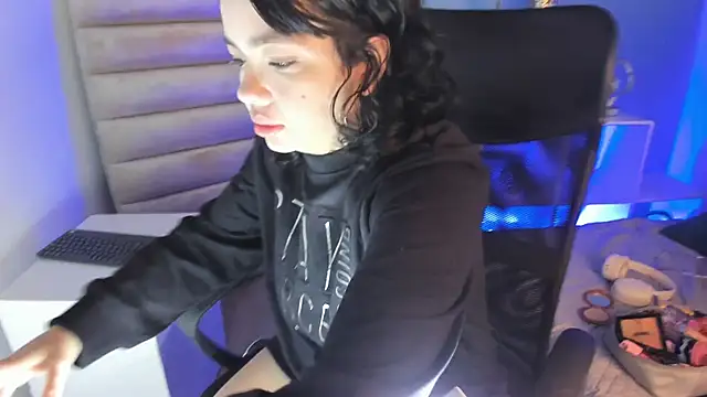 April Swett online show from March 12, 2026, 12:33 pm