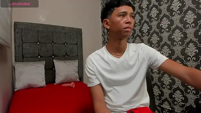 Little Twink19x online show from May 2, 2026, 7:52 pm