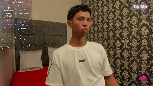 Little Twink19x online show from May 8, 2026, 7:41 pm