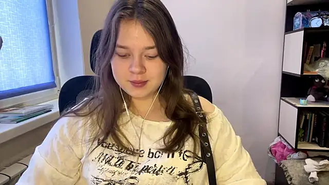 TomikoPfau online show from March 3, 2026, 7:36 am