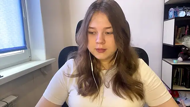 TomikoPfau online show from March 13, 2026, 7:48 am