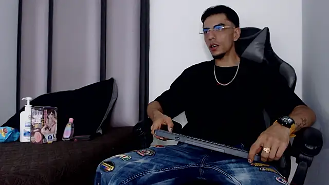 Snapshot of Endrick-23 chatting on March 4, 2026, 3:56 am Endrick-23 online show from March 4, 2026, 3:56 am