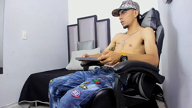 Snapshot of Endrick-23 chatting on March 13, 2026, 3:24 am Endrick-23 online show from March 13, 2026, 3:24 am