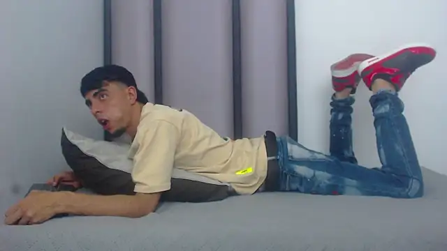 Snapshot of Endrick-23 chatting on March 29, 2026, 4:01 am Endrick-23 online show from March 29, 2026, 4:01 am