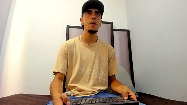 Snapshot of Endrick-23 chatting on April 14, 2026, 3:23 am Endrick-23 online show from April 14, 2026, 3:23 am