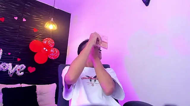 Snapshot of dominicjonnes chatting on March 13, 2026, 10:16 pm dominicjonnes online show from March 13, 2026, 10:16 pm