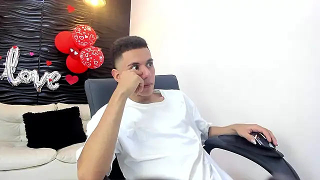 Snapshot of dominicjonnes chatting on March 16, 2026, 8:35 pm dominicjonnes online show from March 16, 2026, 8:35 pm