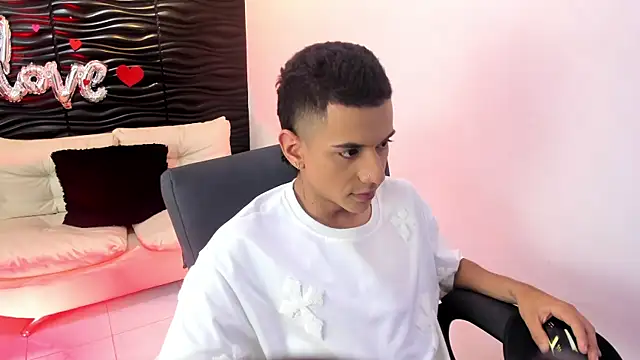 Snapshot of dominicjonnes chatting on March 30, 2026, 8:21 pm dominicjonnes online show from March 30, 2026, 8:21 pm