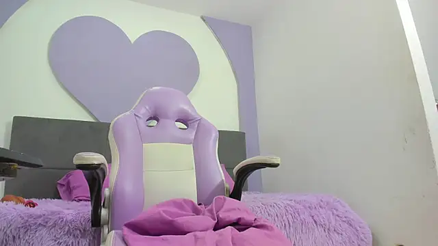 karola cute  online show from March 27, 2026, 8:26 am