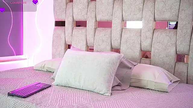 Fernanda thail  online show from March 7, 2026, 7:44 pm