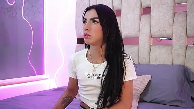 Fernanda thail  online show from April 7, 2026, 8:09 pm