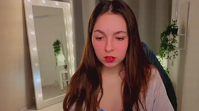 Snapshot of BellaThery chatting on March 10, 2026, 5:12 am BellaThery online show from March 10, 2026, 5:12 am