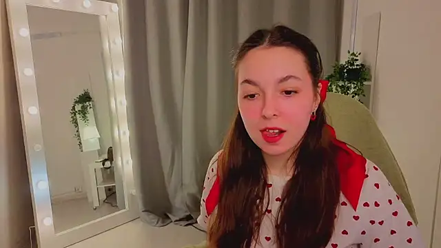 Snapshot of BellaThery chatting on March 13, 2026, 5:14 am BellaThery online show from March 13, 2026, 5:14 am